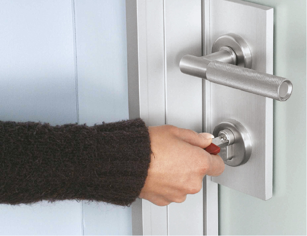 Ключ закрывает защелку